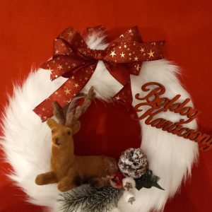 Fehér szőrmés ajtódísz szarvas figurával